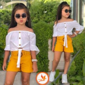 Haut colle large et short jaune tendance